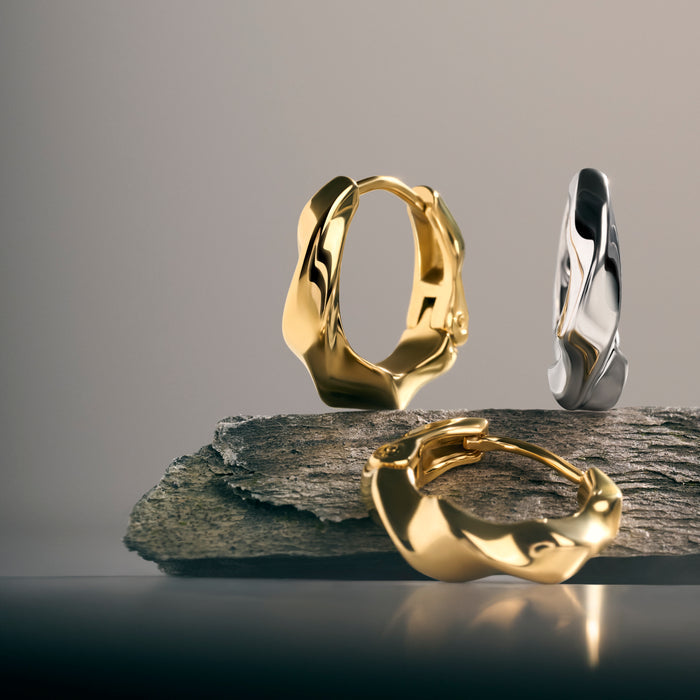 Gold and silver twisted huggie hoop earrings displayed on a stone slab against a grey background. Nickel-free, waterproof & tarnish-resistant stainless steel earrings for sensitive skin, minimalist luxury jewelry by Mia Bijoux Canada.

Boucles d'oreilles anneaux torsadées dorées et argentées présentées sur une dalle de pierre sur fond gris. Boucles d'oreilles en acier inoxydable sans nickel, résistantes à l'eau et anti-ternissement pour peaux sensibles, bijouterie de luxe minimaliste par Mia Bijoux Canada.