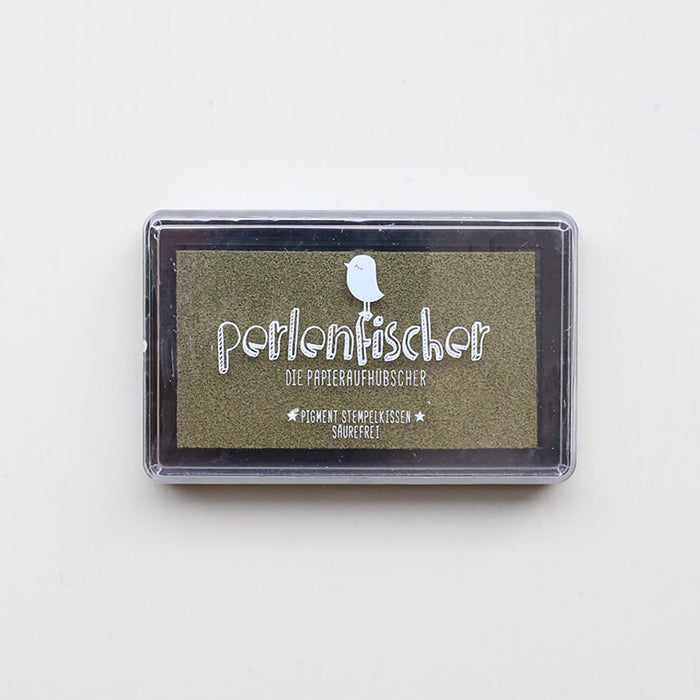 Perlenfischer ink pad Moos colour with brand name on a white background