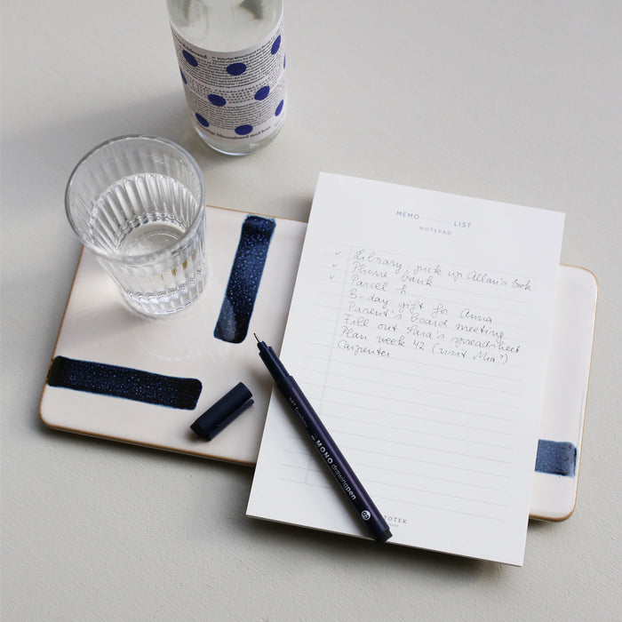 Table set up with a notepad with the text 'MEMO LIST'.
