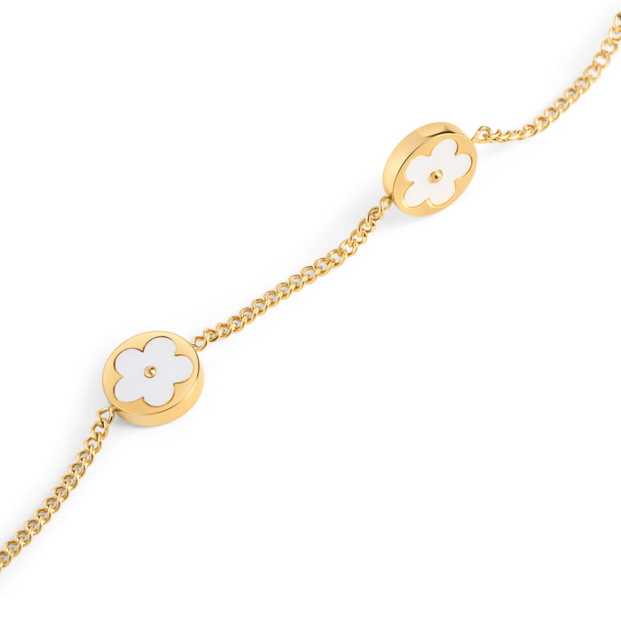 Close-up of a gold chain bracelet with round mother-of-pearl flower charms on a white background. Waterproof, stainless steel and allergy free. By Mia Bijoux Canada.

Gros plan d'un bracelet à maillons doré orné de pastilles rondes à fleur en nacre sur fond blanc. Résistant à l'eau, en acier inoxydable et hypoallergénique. Par Mia Bijoux Canada.