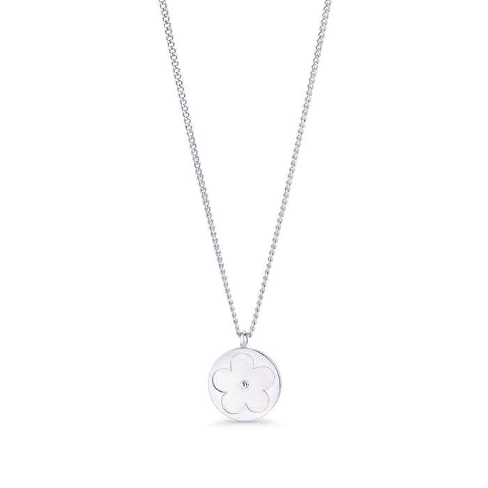 Silver chain necklace with a round mother-of-pearl flower pendant on a white background. Waterproof, stainless steel and allergy free. By Mia Bijoux Canada.

Collier à chaîne argentée avec pendentif rond à fleur blanche nacrée sur fond blanc. Résistant à l'eau, en acier inoxydable et hypoallergénique. Par Mia Bijoux Canada.