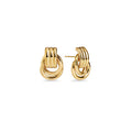 Gold stud earrings with a grooved top and interlocking rings on a white background. Nickel-free and waterproof jewelry by Mia Bijoux Canada.

Boucles d'oreilles dorées à dessus rainuré et anneaux entrelacés sur fond blanc. Bijoux sans nickel et résistants à l'eau par Mia Bijoux Canada.